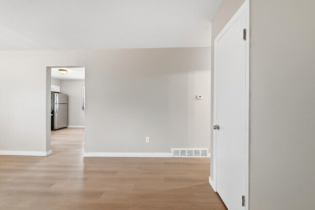 Foto del edificio - $2,240.95 with $300 Off the First Month's Rent, 5 Beds - 2 Bath, Triplex in Littleton with Shared...