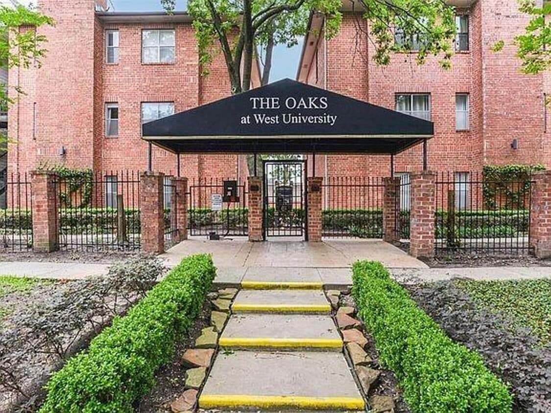 Prime Location in West University Area! First floor unit with open floor plan, tile floors throug... - Prime Location in West University Area! First floor unit with open floor plan, tile floors throug...