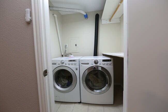 Foto del edificio - 7727 Meadow Park Dr