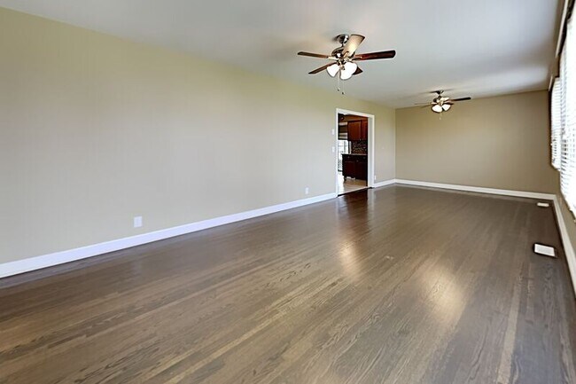 Foto del edificio - 537 Whispering Hills Dr