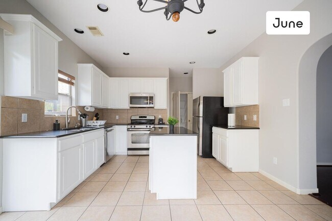 Foto del edificio - ROOM ONLY in 4-bed/3.0-bath Home