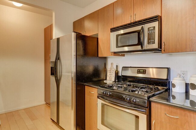 Foto del edificio - 1801 E Katella Ave