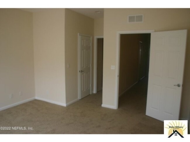 Building Photo - 2/2.5 townhome