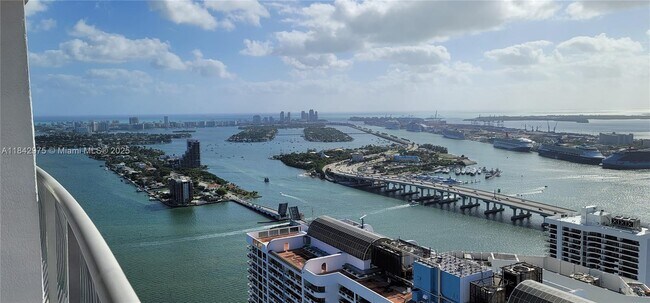 Building Photo - 1750 N Bayshore Dr