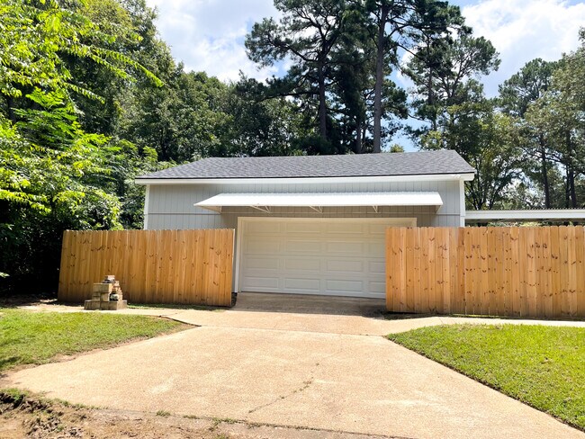 Building Photo - 8903 Bernay Dr