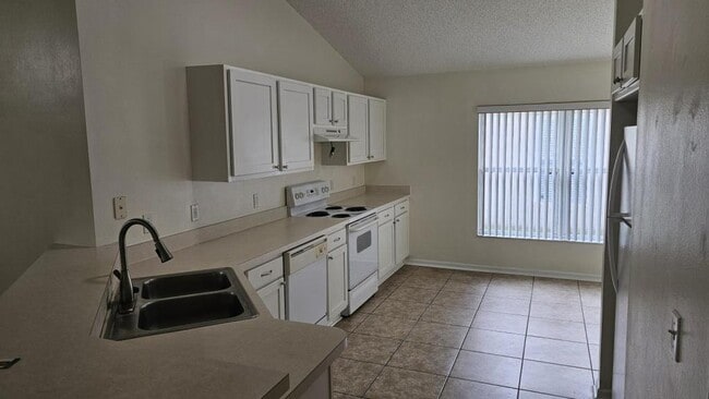 Building Photo - 2410 Stratford Pointe Dr