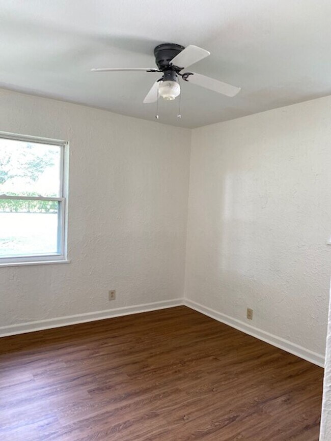 Foto del edificio - Three Bedroom, 1.5 Bath Home with Garage, Large Backyard!!