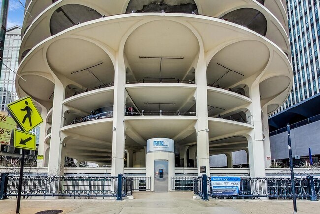 Foto del edificio - 300 N State St