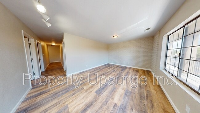 Foto del edificio - 2051 Hilltop Dr