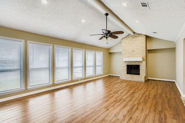 Building Photo - 15710 Sandy Hill Dr