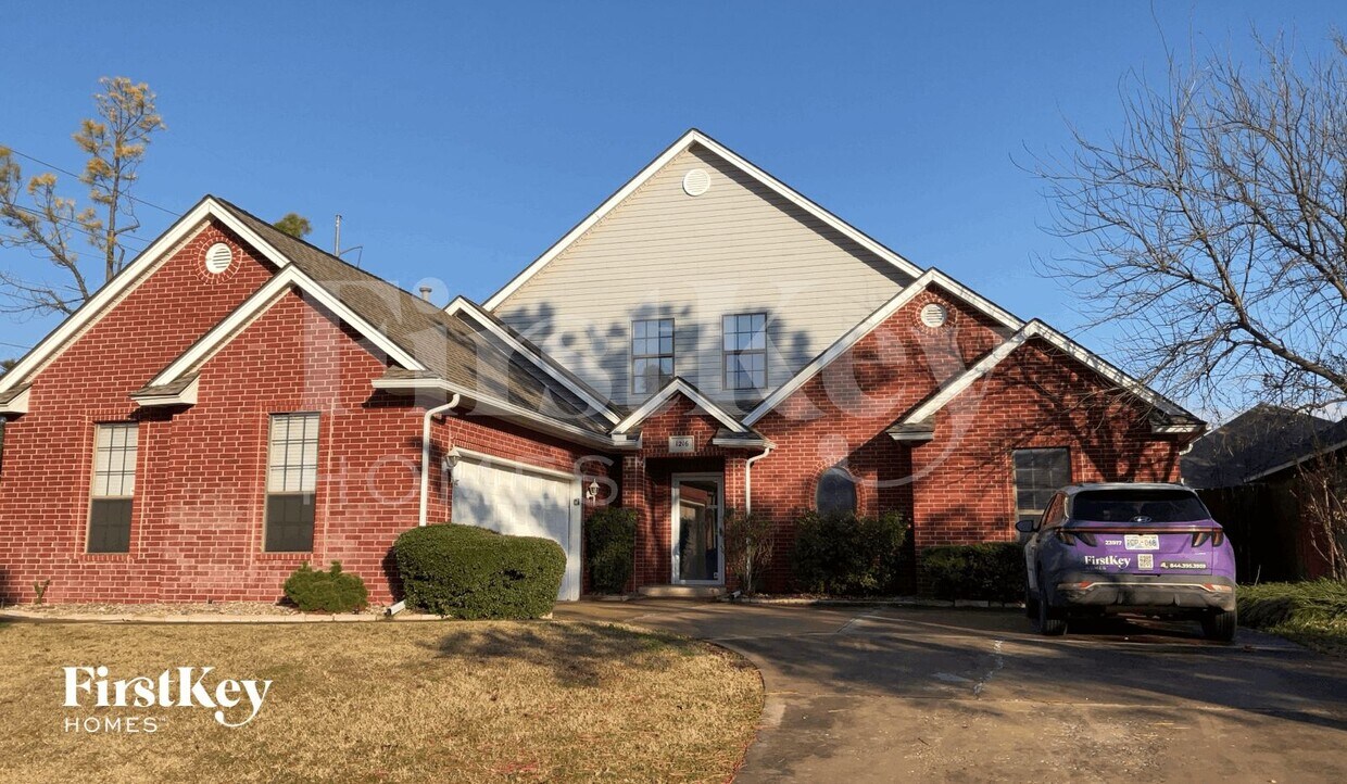 Foto principal - 1216 Pine Valley