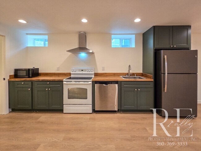 Foto del edificio - Cozy 1-Bed Duplex with Open Concept Living, Mini-Split Comfort & Apple Tree – Bremerton