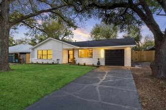 Building Photo - 1611 Ridgehaven Dr