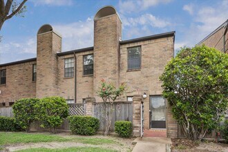 Building Photo - 9850 Pagewood Ln