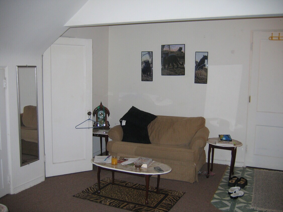Sitting area or room for dining. - 982 Ivy Ave E
