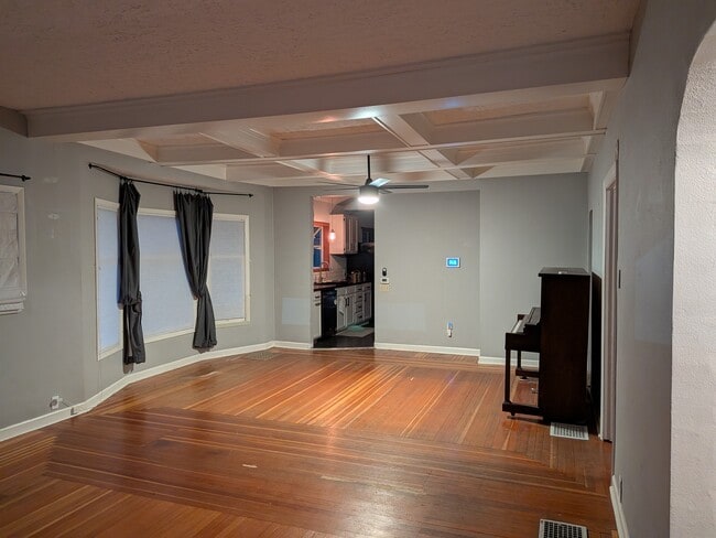 Comedor - 2405 NE 49th Ave