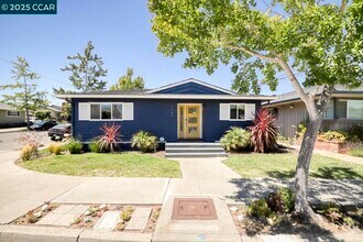 Building Photo - 1349 Eastshore Dr