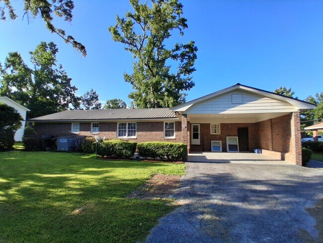 Building Photo - 3 Bedroom/2 Bath Home in Valdosta!