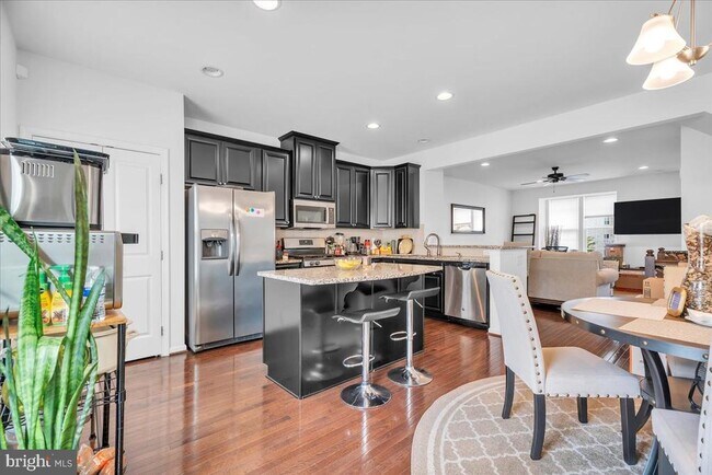 Foto del edificio - 111 Village Green Ln