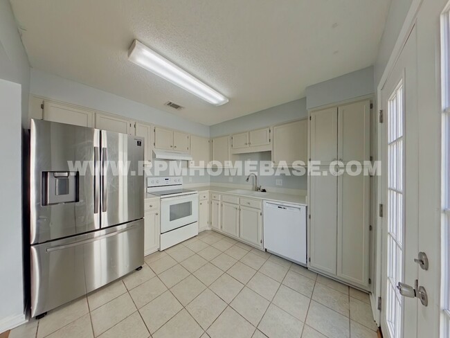 Building Photo - Cozy 3-Bedroom Home on a Corner Lot with F...