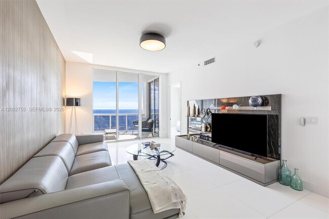 Foto del edificio - 15811 Collins Ave