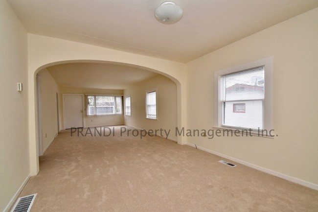 Building Photo - Lovely 3 Bedroom Gerstle Park Home