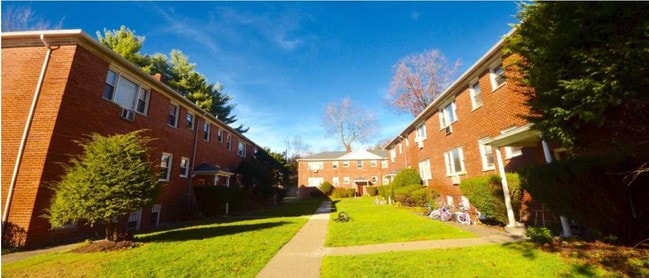 Building Photo - 50 E Crooked Hill Rd Building Photo - 50 E Crooked Hill Rd