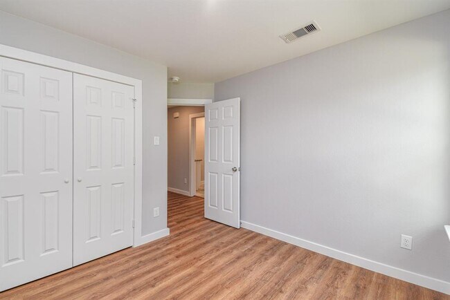 Foto del edificio - 7954 Nashville St