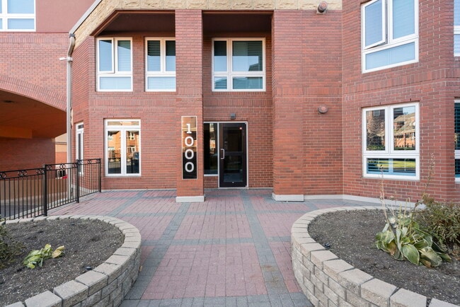 Photo du bâtiment - 400-1400 Eau Claire Ave SW