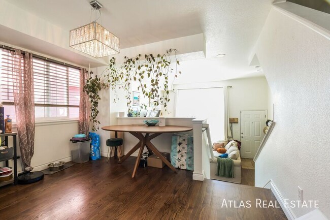 Foto del edificio - Charming Updated Townhome in Denver with M...