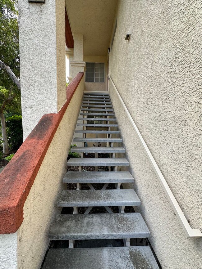 Building Photo - Spacious One Bedroom Condo