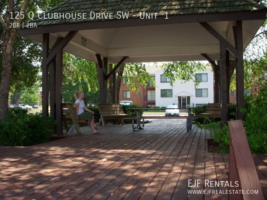 Foto del edificio - 125 Clubhouse Dr SW