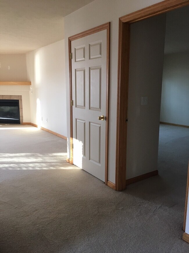 Building Photo - 2 Bedroom, 2 Bathroom Townhouse