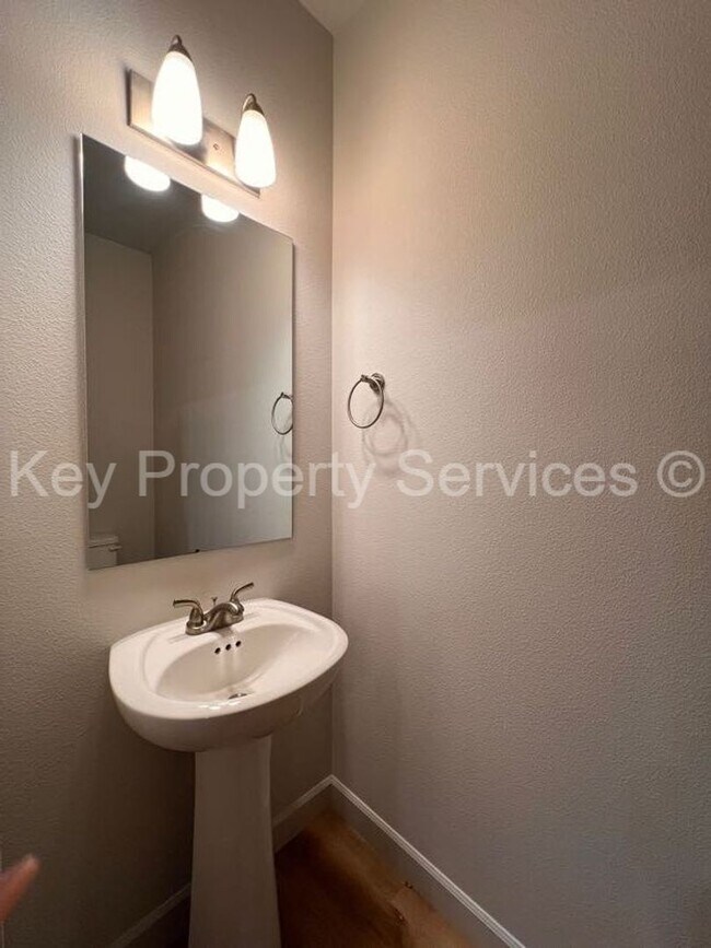 Foto del edificio - Woodland Townhome Just Minutes from i5