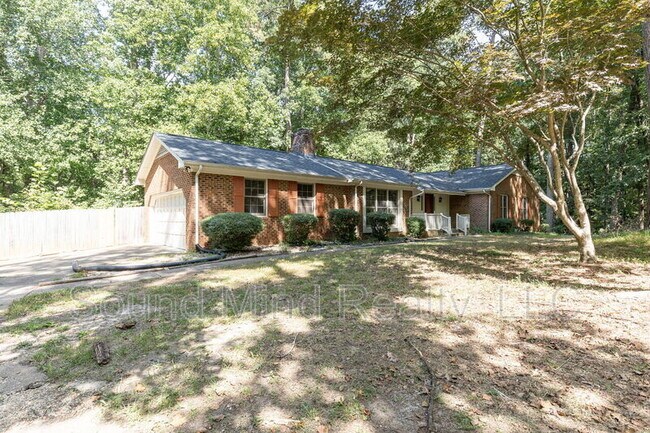 Building Photo - 2046 Englewood Dr