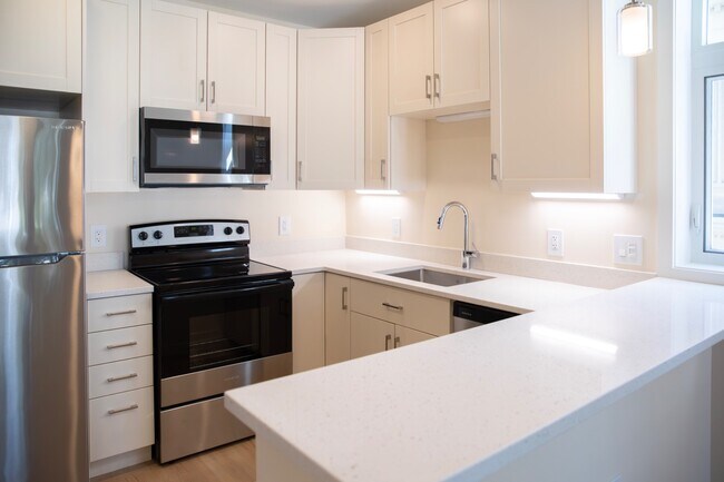 Building Photo - 102-108 Westford St - 108-1