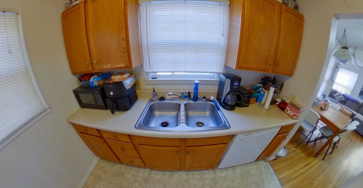 Primary Photo - Great backyard! Washer & Dryer included! A...