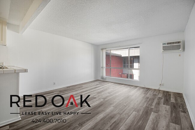 Foto del edificio - 21315 Roscoe Blvd
