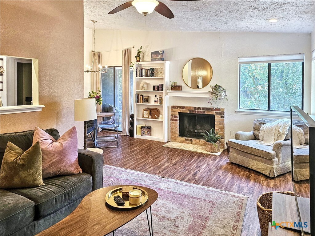 Foto principal - 421 W San Antonio St