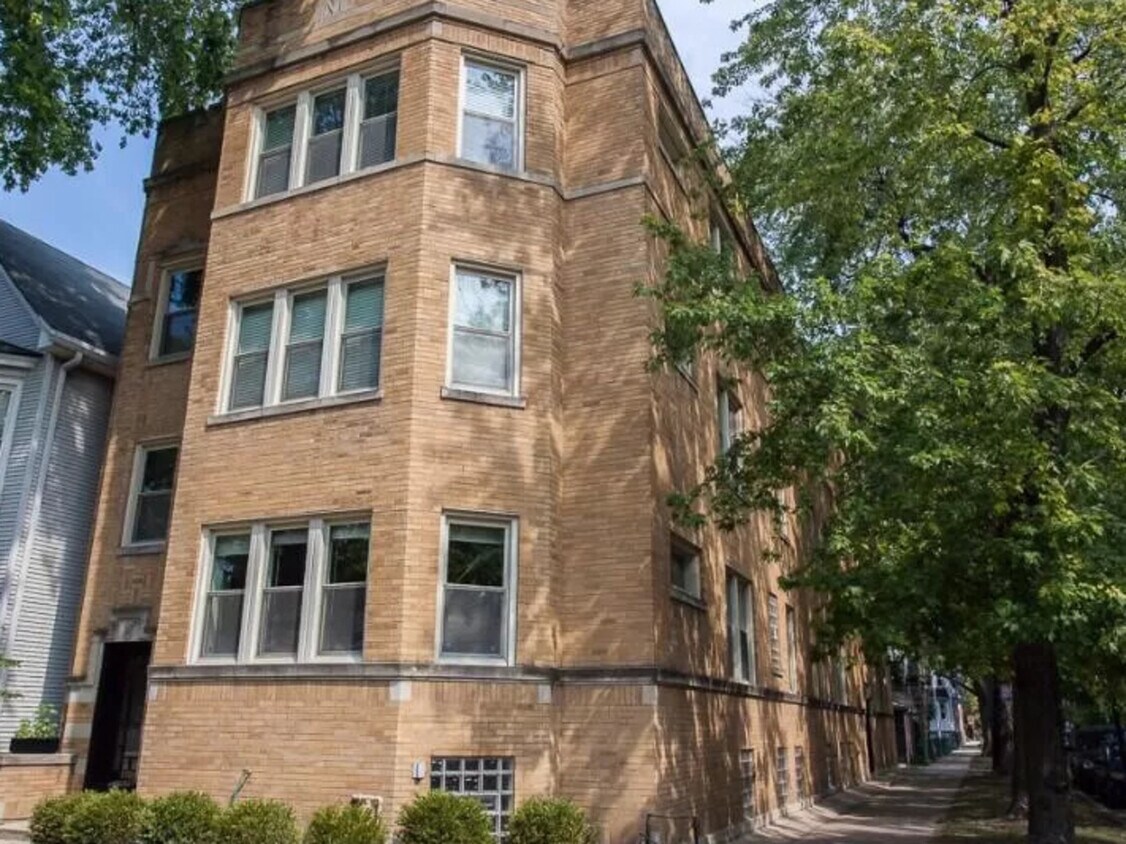 Primary Photo - 1516 W Waveland Ave