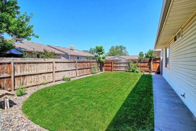 Foto del edificio - 3 bedroom 2 bath Duplex