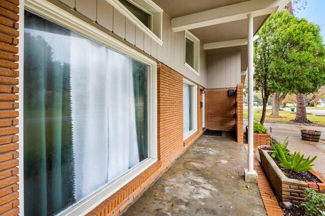 Building Photo - 9539 Val Verde St