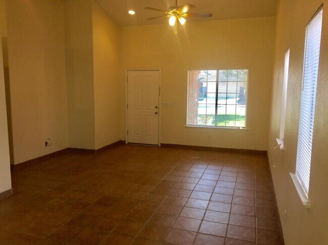 Foto del edificio - 10281 N Whitney Ave