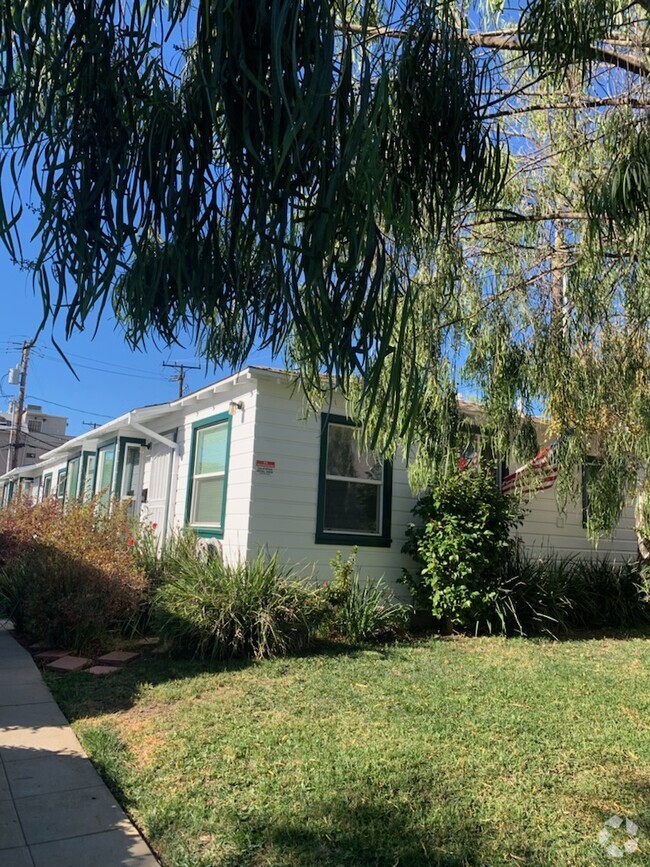 ADORABLE AND EMACULATE $2300 PER MO HEAT AND AIR STOVE -REF WINDOW TREATMENTS HWF TILE BATH. PERMIT - 1218 23rd St