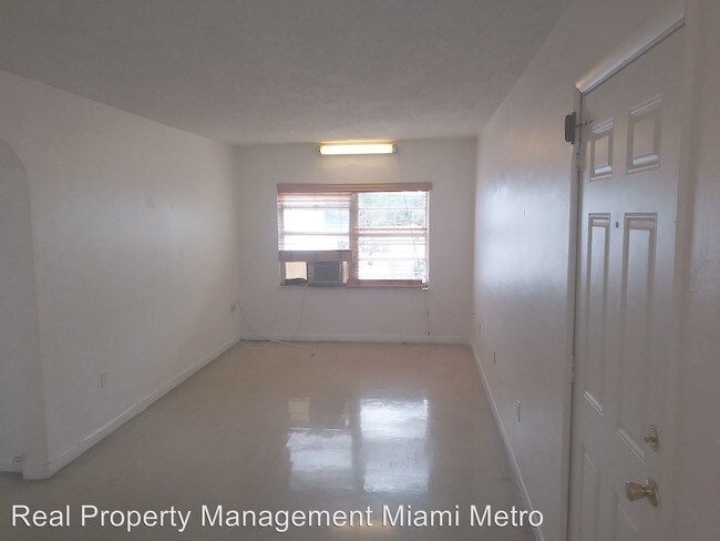 Building Photo - 2 br, 1 bath Apartment - 119 NW 29th St. #108