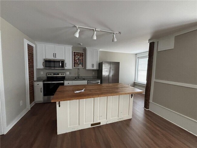 Building Photo - 104 Spring St