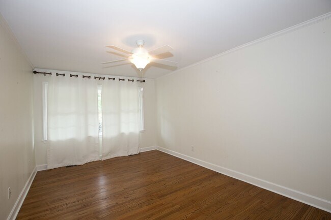 Building Photo - "Spacious 4 Bedroom Home with 3 Full Bathr...