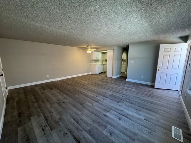 Foto del edificio - 3 bedroom, 2 bath, two car garage in Stead- pets welcome!