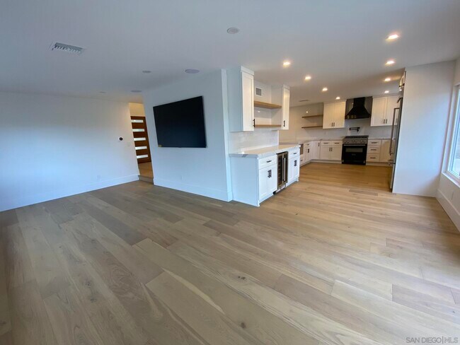 Building Photo - 7216 Margerum Ave