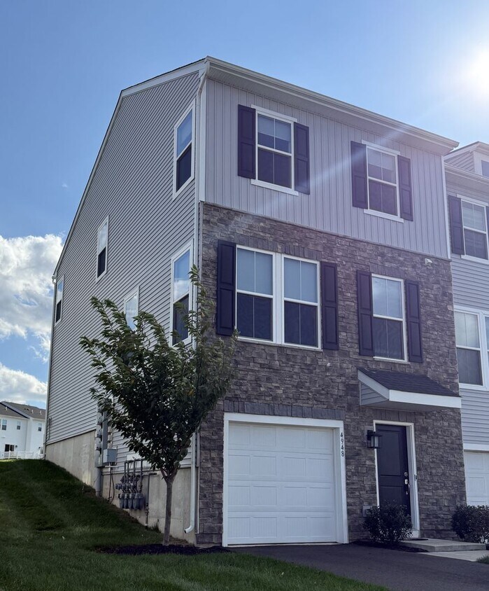 Foto principal - THREE BEDROOM/ END OF ROW TOWNHOME in Sout...